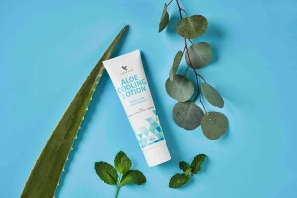 Erfrischende Aloe Kühllotion auf blauer Hintergrund mit Aloe Vera und Eukalyptusblättern, ideal für die Hautpflege bei Hitze und Sonnenexposition.