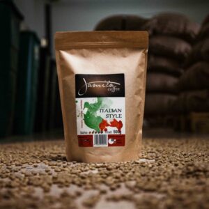 Gerösteter italienischer Kaffee in Papiertüte auf grobem Kaffeebohnenboden, authentischer Espresso, italienische Kaffeebohnen, Kaffeezubehör, hochwertiger Kaffeegenuss, DaHannes Shopping.
