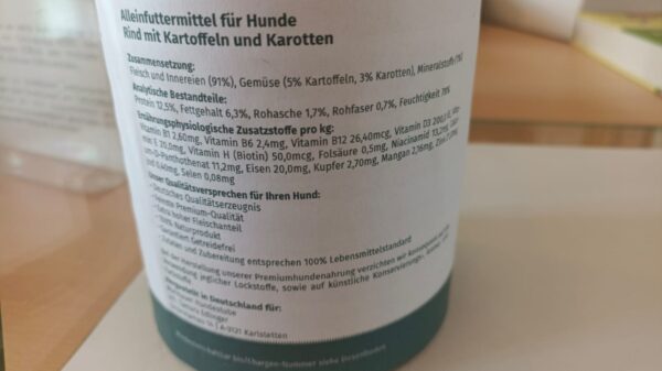 Hoher Proteingehalt, ausgewogenes Hunde-Nassfutter mit Rind, Kartoffeln und Karotten, für gesunde Hundeernährung, allergikerfreundlich und naturliebend.