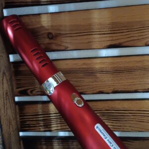 Rauchvernebelungsgerät mit rot metallic Oberfläche, ideal für Raumduft und Aromatherapie.