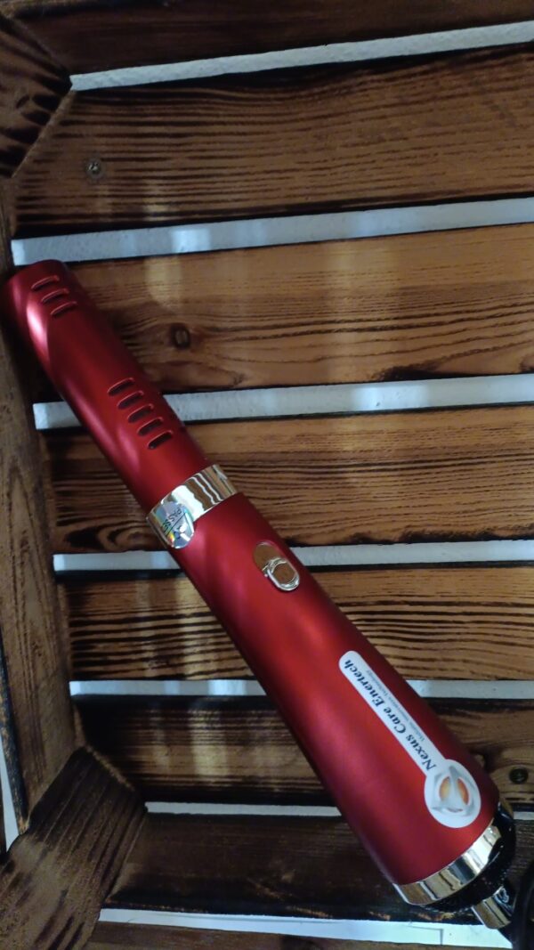 Rauchvernebelungsgerät mit rot metallic Oberfläche, ideal für Raumduft und Aromatherapie.