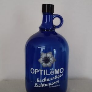 Blaues Flasche mit Wasser, OPTILEMO Hochwertiges Quellwasser, langlebige Wasserflasche, stilvolle Trinkflasche, nachhaltige Wasserbehälter, hochwertiges Trinkgefäß, umweltfreundliches Wasserbehältnis.