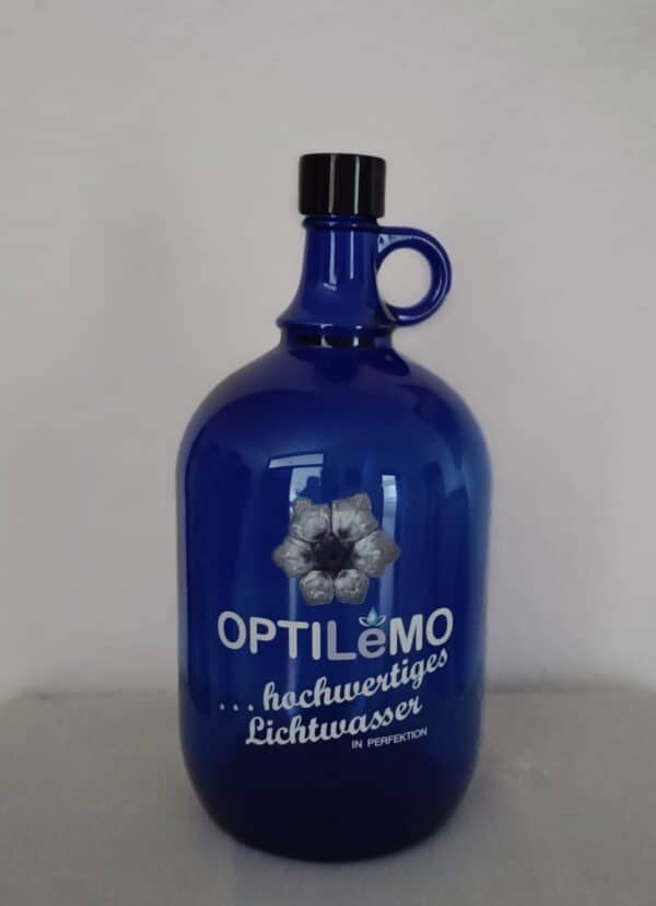 Blaues Flasche mit Wasser, OPTILEMO Hochwertiges Quellwasser, langlebige Wasserflasche, stilvolle Trinkflasche, nachhaltige Wasserbehälter, hochwertiges Trinkgefäß, umweltfreundliches Wasserbehältnis.