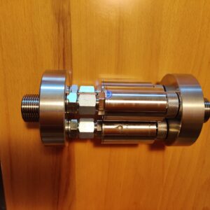Hochwertiger Edelstahl-Hydraulikzylinder mit Verbindungen und Fittings für Maschinenbau und Industrieanwendungen.