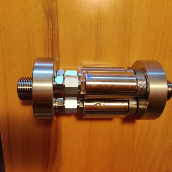 Hochwertiger Edelstahl-Hydraulikzylinder mit Verbindungen und Fittings für Maschinenbau und Industrieanwendungen.