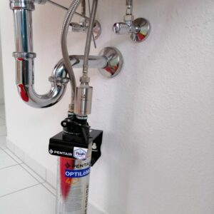 Robuste Wasserleitung mit Armaturen und Entkalkungsanlage für zuverlässige Wasserversorgung in Haushalt und Gewerbe. Qualitatives Installationszubehör für nachhaltige Nutzung.
