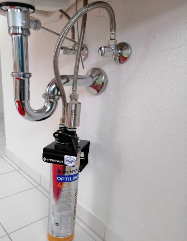 Robuste Wasserleitung mit Armaturen und Entkalkungsanlage für zuverlässige Wasserversorgung in Haushalt und Gewerbe. Qualitatives Installationszubehör für nachhaltige Nutzung.