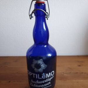 Elegante blaue Glasflasche mit Korkverschluss und Metallverschluss, ideal für stilvolles Trinken.