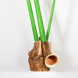 Gepolsterte Pfeifen aus Holz mit grünen Griffen, dekorative Musikinstrumente, handgefertigt, einzigartiges Design, ideal für Musikliebhaber und Sammler.