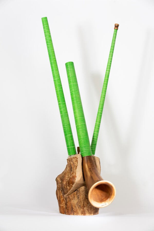 Gepolsterte Pfeifen aus Holz mit grünen Griffen, dekorative Musikinstrumente, handgefertigt, einzigartiges Design, ideal für Musikliebhaber und Sammler.