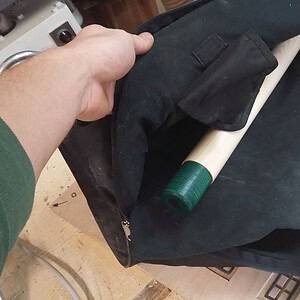 Werkzeugtasche mit Holzstangen, handgefertigtes Holzwerkzeug, Holzzubehör für Heimwerker, robuste Tragetasche, praktische Holzausrüstung, handwerkliches Zubehör, DIY-Holzarbeiten, nachhaltiges Werkzeug.