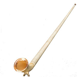Lange Blechblasinstrument, wahrscheinlich Didgeridoo, aus Holz und Naturmaterialien für Musikliebhaber und Instrumentensammler bei DaHannes Shopping.