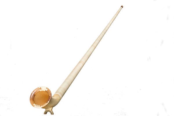 Lange Blechblasinstrument, wahrscheinlich Didgeridoo, aus Holz und Naturmaterialien für Musikliebhaber und Instrumentensammler bei DaHannes Shopping.