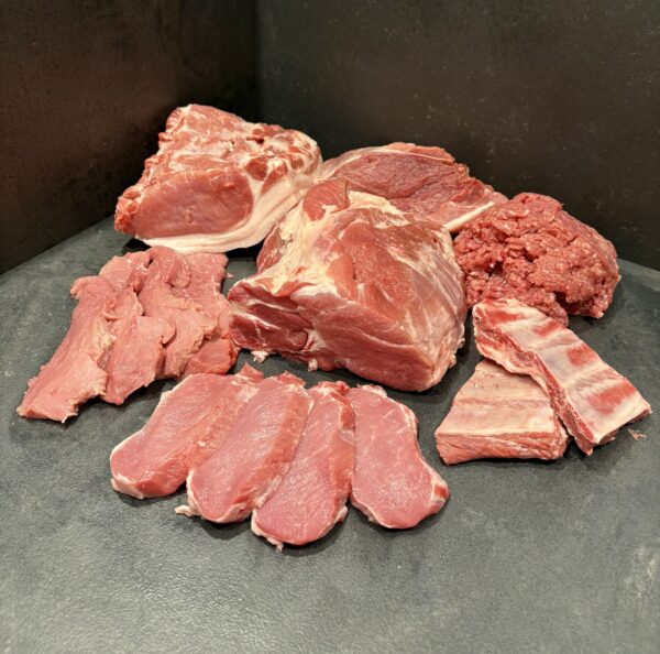 Hochwertiges Fleisch zum Braten, Grillen und Kochen mit Fleischwaren, Steaks, Hackfleisch und Rippchen für optimale Zubereitung.