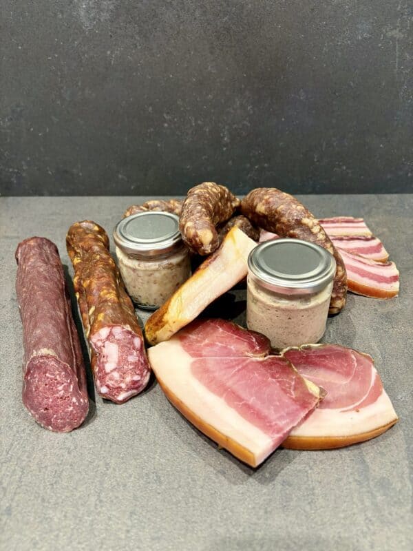 Hochwertige Wurstwaren und Fleischspezialitäten aus Deutschland, inklusive Salami, Schinken und Bratwurst, perfekt für Genießer und Feinschmecker.
