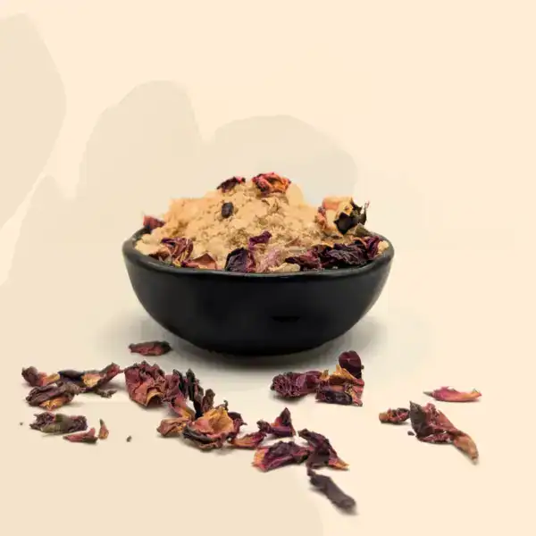 Hochwertiges Badesalz in einer schwarzen Schüssel, verziert mit getrockneten Blüten und Kräutern, ideal für ein entspannendes Wohlfühlbad, passend zum Thema Badesalz - Wohlfühlbad.