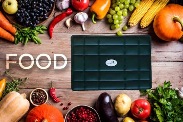 Präzise digitale Waage für Lebensmittel mit Schumann 7.83® Technologie, ideal für gesunde Ernährung und Kochen, auf einem Holztisch mit frischem Obst und Gemüse.