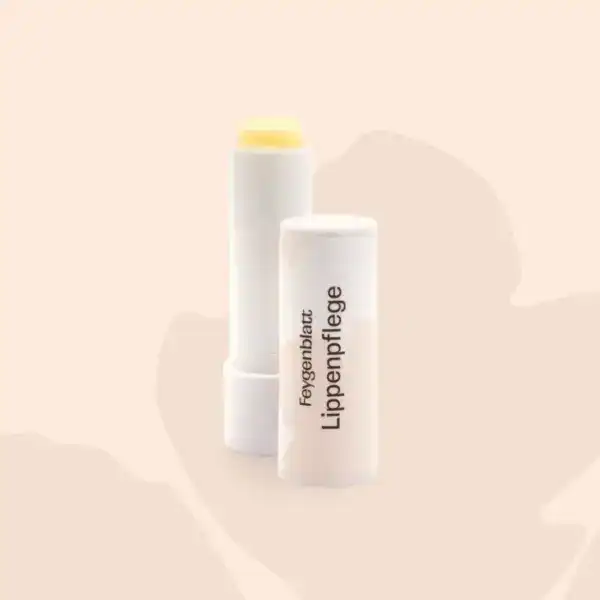 Lippenbalsam in weißem Behälter mit Pflegestift, ideal für trockene Lippen, auf der Website DaHannes Shopping, hochwertige Lippenpflegeprodukte, natürliche Inhaltsstoffe, pflegt und schützt die Lippen.