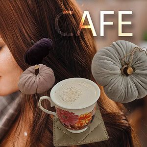 Frau trinkt Kaffee im Schumann 7,83® Cafe mit gemütlichen Kissen und Tassen, ideal für entspannte Momente und Kaffeeliebhaber, perfekt für Ihren Besuch auf DaHannes Shopping.