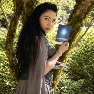 Frau liest Karten im Wald, Natur, Spiritualität, Esoterik, Meditation, mystisch, Entspannung, Naturerlebnis, Tarot, spirituelle Praxis, Waldumgebung, Naturverbundenheit, mystische Atmosphäre, Natur.