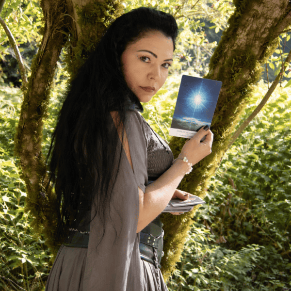 Frau liest Karten im Wald, Natur, Spiritualität, Esoterik, Meditation, mystisch, Entspannung, Naturerlebnis, Tarot, spirituelle Praxis, Waldumgebung, Naturverbundenheit, mystische Atmosphäre, Natur.